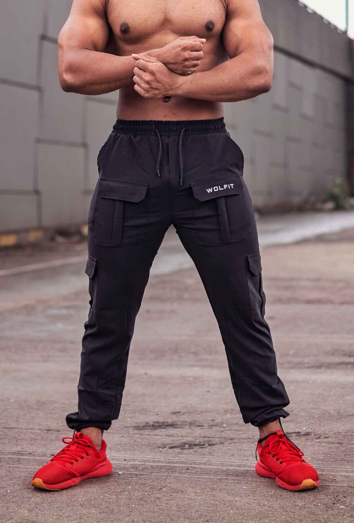 black-trackpant-max-cargo-joggers-wolfit