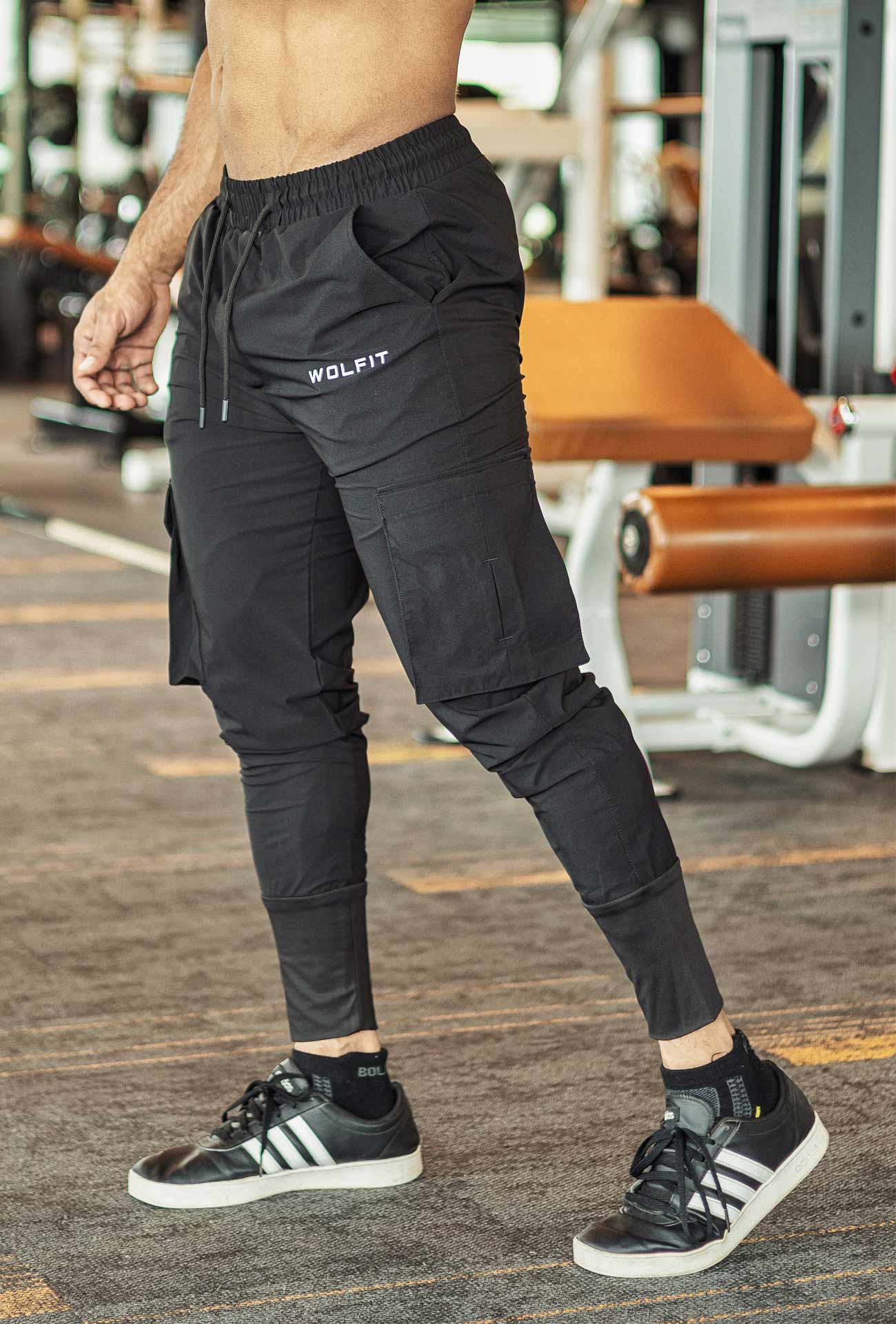 https://wolfit.in/wp-content/uploads/2023/08/cargo-black-high-rib-jogger-wolfit-trackpant.jpg