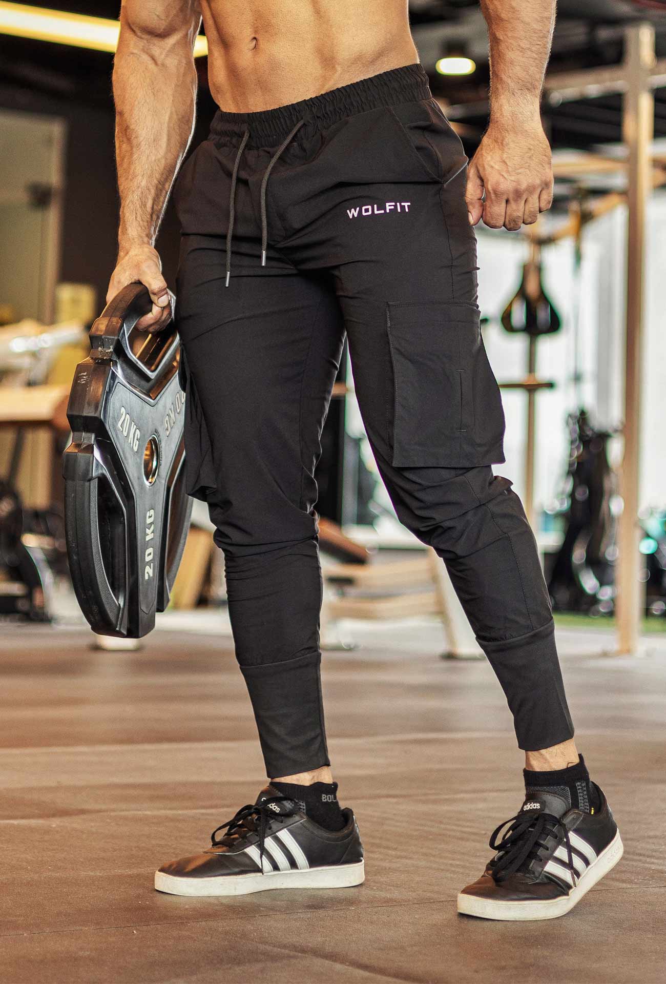 https://wolfit.in/wp-content/uploads/2023/08/wolfit-black-high-rib-cargo-jogger-trackpant.jpg